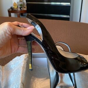 Jessica Simpson size 9 black pattern, leather shoes open toe with a strap